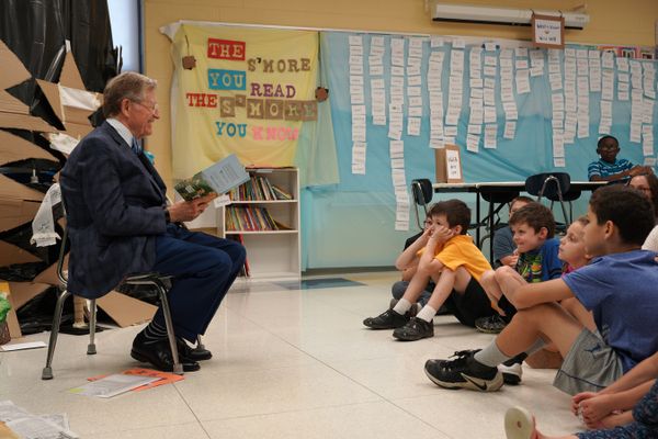 President Gordon Gee Reads Aloud to School students